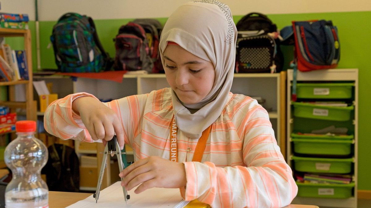 Náboženská policie v německé škole? Muslimští studenti prý vnucují spolužákům právo šaría